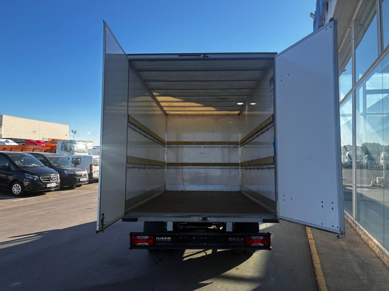 Caja cerrada IVECO 35C16 20m3 con puertas traseras - الشاحنات الصغيرة صندوق مغلق: صور 5 Caja cerrada IVECO 35C16 20m3 con puertas traseras - الشاحنات الصغيرة صندوق مغلق: صور 5