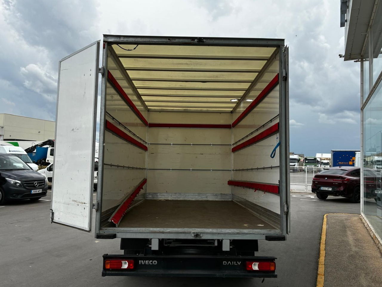Caja cerrada IVECO 35C16 3.0 20m3 - الشاحنات الصغيرة صندوق مغلق: صور 4 Caja cerrada IVECO 35C16 3.0 20m3 - الشاحنات الصغيرة صندوق مغلق: صور 4