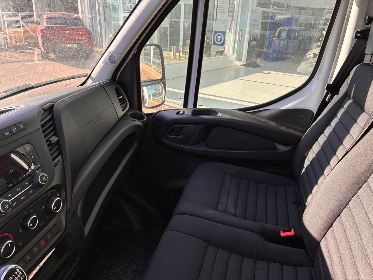 الشاحنات الصغيرة صندوق مغلق Caja cerrada con plataforma elevadora IVECO 35C16 20m3: صور 8 الشاحنات الصغيرة صندوق مغلق Caja cerrada con plataforma elevadora IVECO 35C16 20m3: صور 8