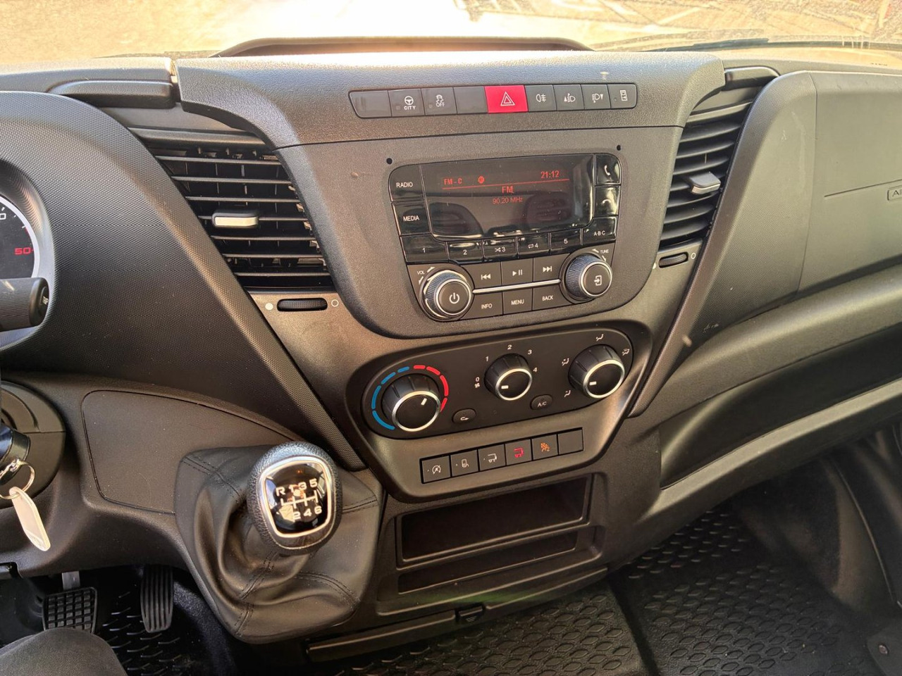 الشاحنات الصغيرة صندوق مغلق Caja cerrada con plataforma elevadora IVECO 35C16 20m3: صور 7 الشاحنات الصغيرة صندوق مغلق Caja cerrada con plataforma elevadora IVECO 35C16 20m3: صور 7