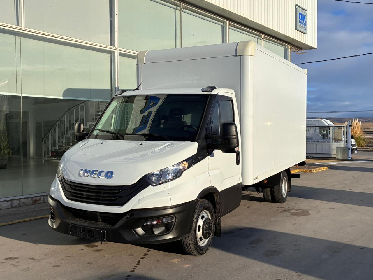 Caja cerrada con plataforma elevadora IVECO 35C16 20m3 - الشاحنات الصغيرة صندوق مغلق: صور 1 Caja cerrada con plataforma elevadora IVECO 35C16 20m3 - الشاحنات الصغيرة صندوق مغلق: صور 1