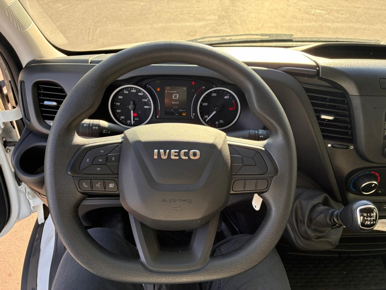 الشاحنات الصغيرة صندوق مغلق Caja cerrada con plataforma elevadora IVECO 35C16 20m3: صور 6 الشاحنات الصغيرة صندوق مغلق Caja cerrada con plataforma elevadora IVECO 35C16 20m3: صور 6