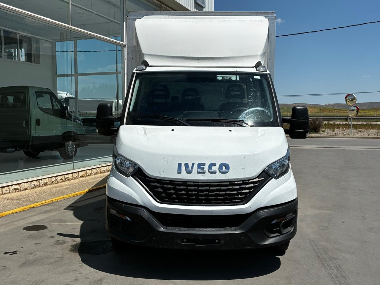 Caja cerrada con plataforma elevadora IVECO 35C16 20m3 - الشاحنات الصغيرة صندوق مغلق: صور 2 Caja cerrada con plataforma elevadora IVECO 35C16 20m3 - الشاحنات الصغيرة صندوق مغلق: صور 2