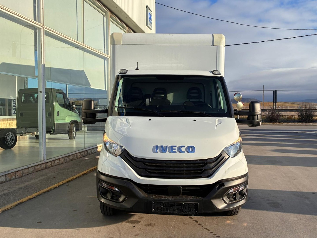 Caja cerrada con plataforma elevadora IVECO 35C16 20m3 - الشاحنات الصغيرة صندوق مغلق: صور 2 Caja cerrada con plataforma elevadora IVECO 35C16 20m3 - الشاحنات الصغيرة صندوق مغلق: صور 2