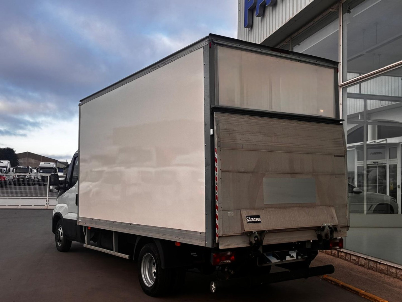 Caja cerrada con plataforma elevadora IVECO 35C16 3.0 20m3 - الشاحنات الصغيرة صندوق مغلق: صور 4 Caja cerrada con plataforma elevadora IVECO 35C16 3.0 20m3 - الشاحنات الصغيرة صندوق مغلق: صور 4