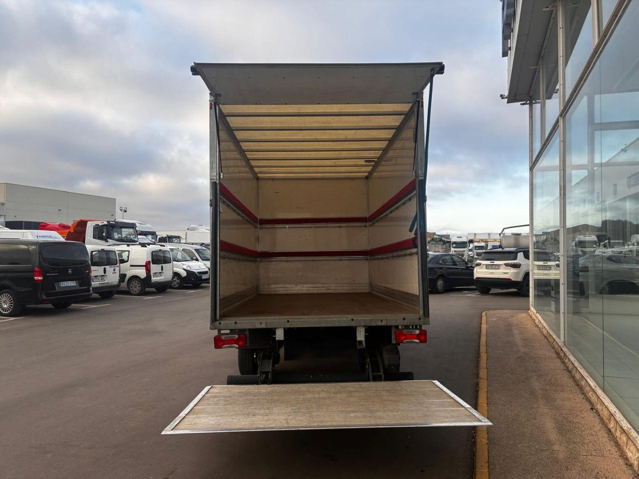 Caja cerrada con plataforma elevadora IVECO 35C16 3.0 20m3 - الشاحنات الصغيرة صندوق مغلق: صور 5 Caja cerrada con plataforma elevadora IVECO 35C16 3.0 20m3 - الشاحنات الصغيرة صندوق مغلق: صور 5