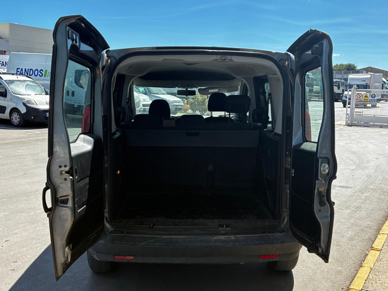 Furgón Fiat Dobló 5 plazas - فان: صور 5 Furgón Fiat Dobló 5 plazas - فان: صور 5