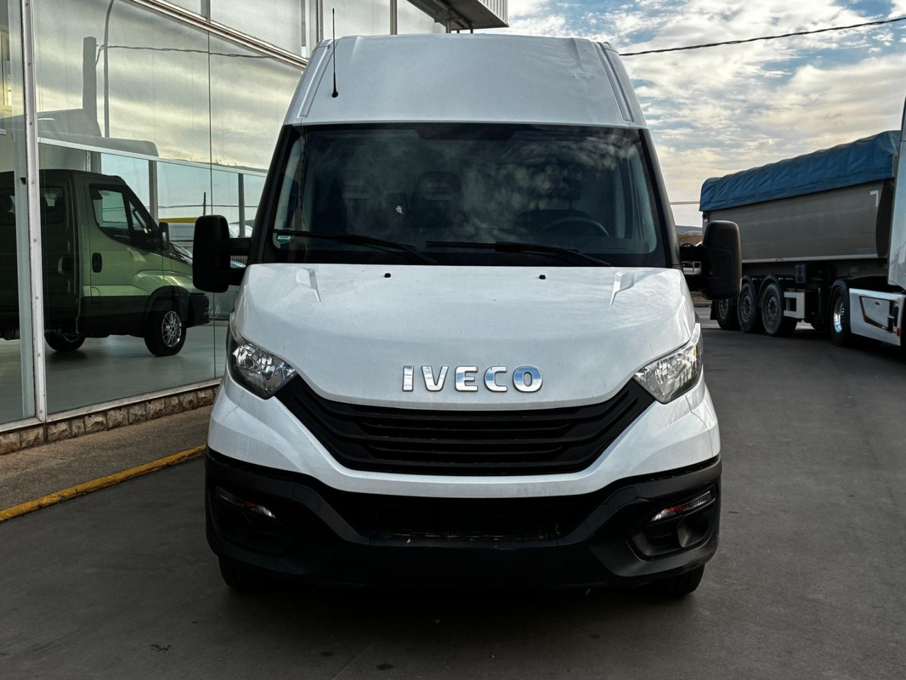Furgón IVECO 35S14 V 16m3 - فان: صور 2 Furgón IVECO 35S14 V 16m3 - فان: صور 2