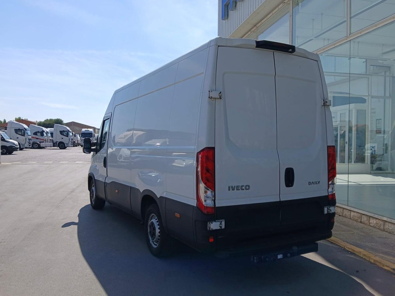 Furgón IVECO 35S16 V 12m3 - فان: صور 4 Furgón IVECO 35S16 V 12m3 - فان: صور 4