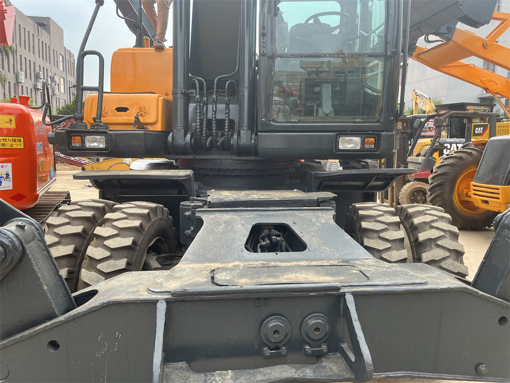 HYUNDAI R 210W-9 - حفارة على عجلات: صور 3 HYUNDAI R 210W-9 - حفارة على عجلات: صور 3