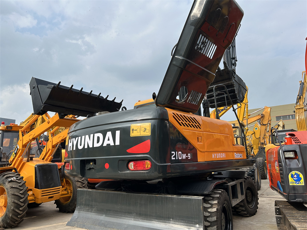 HYUNDAI R 210W-9 - حفارة على عجلات: صور 2 HYUNDAI R 210W-9 - حفارة على عجلات: صور 2