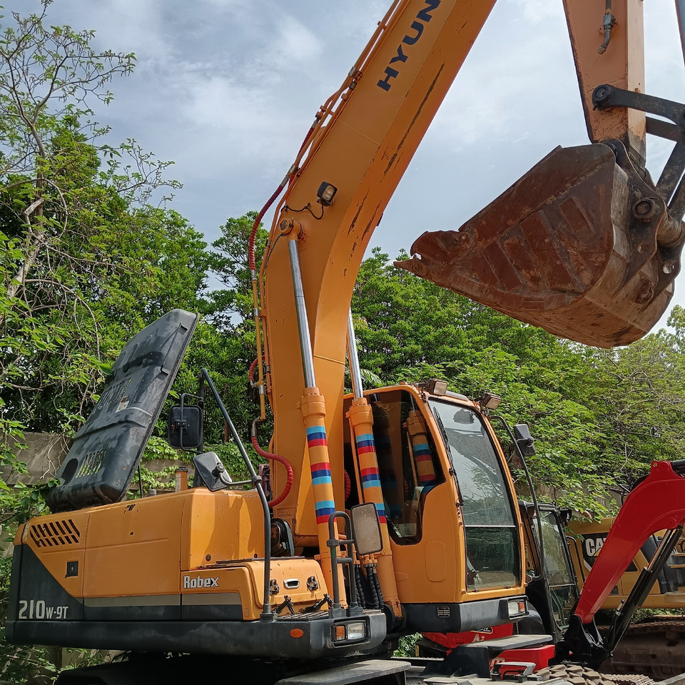 HYUNDAI R210W-9 - حفارة على عجلات: صور 3 HYUNDAI R210W-9 - حفارة على عجلات: صور 3