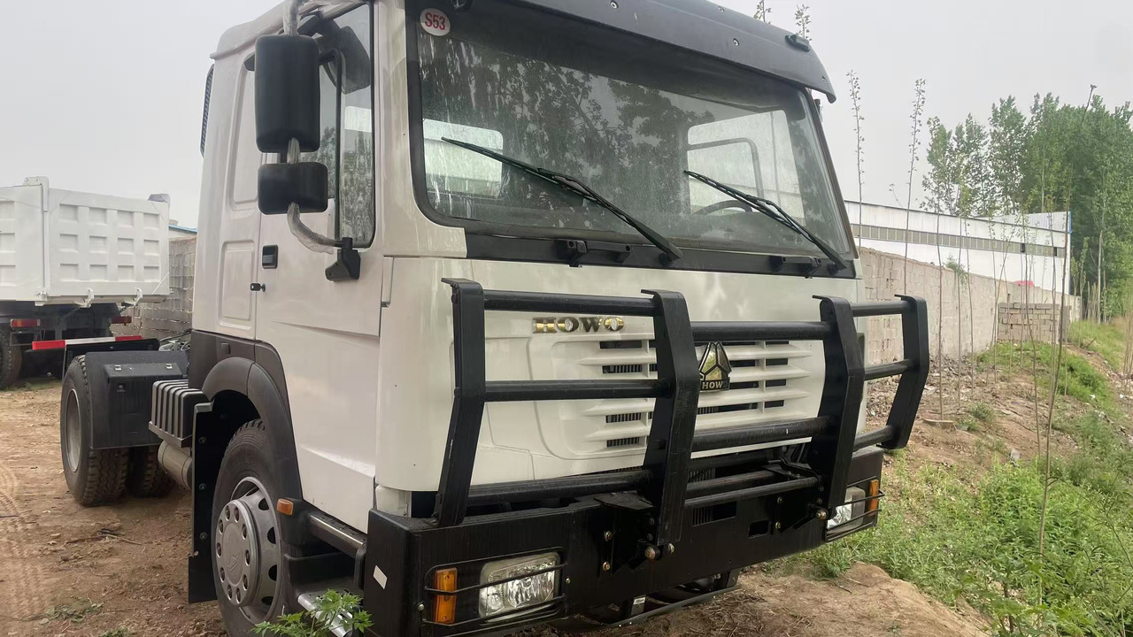 SINOTRUK HOWO 4*2 - شاحنة جرار: صور 1 SINOTRUK HOWO 4*2 - شاحنة جرار: صور 1
