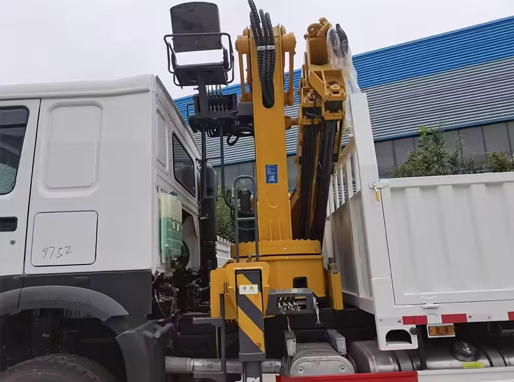 SINOTRUK HOWO 8 TON Knuckle Boom Crane TRUCK MOUNTED CRANE - شاحنة كرين: صور 3 SINOTRUK HOWO 8 TON Knuckle Boom Crane TRUCK MOUNTED CRANE - شاحنة كرين: صور 3