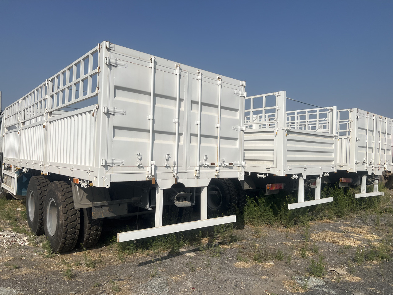 SINOTRUK HOWO DUMP TRUCK LIVESTOCK TRUCK WITH FENCE 371 380 400 420 460 HP - شاحنة نقل المواشي شاحنة: صور 1 SINOTRUK HOWO DUMP TRUCK LIVESTOCK TRUCK WITH FENCE 371 380 400 420 460 HP - شاحنة نقل المواشي شاحنة: صور 1