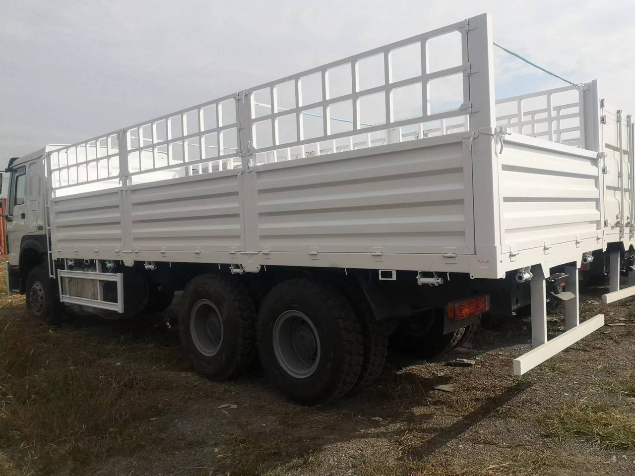 SINOTRUK HOWO DUMP TRUCK LIVESTOCK TRUCK WITH FENCE 371 380 400 420 460 HP - شاحنة نقل المواشي شاحنة: صور 4 SINOTRUK HOWO DUMP TRUCK LIVESTOCK TRUCK WITH FENCE 371 380 400 420 460 HP - شاحنة نقل المواشي شاحنة: صور 4