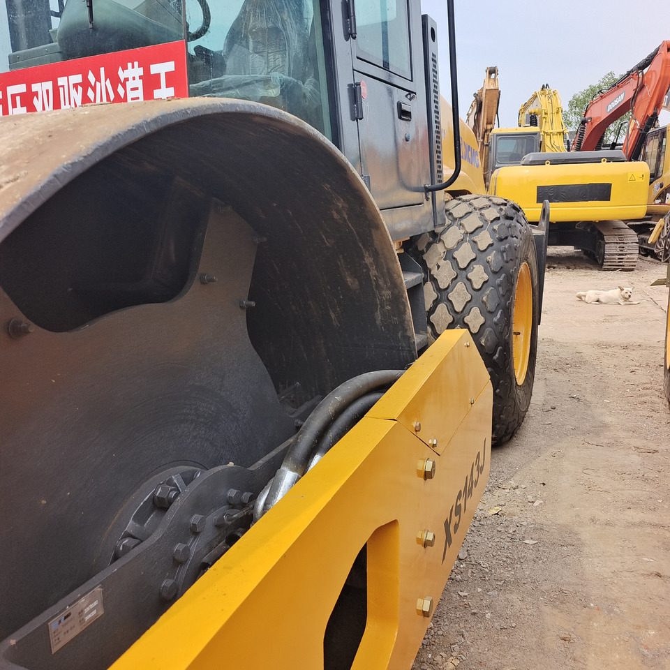 XCMG XS143J - مدحلة الأسفلت: صور 4 XCMG XS143J - مدحلة الأسفلت: صور 4