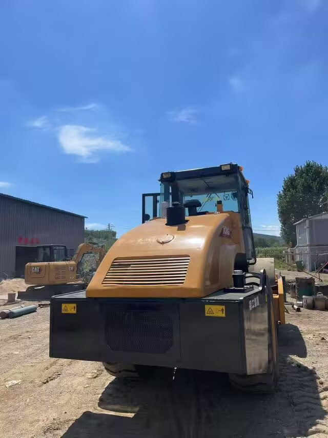 XCMG XS222J - مدحلة الأسفلت: صور 5 XCMG XS222J - مدحلة الأسفلت: صور 5