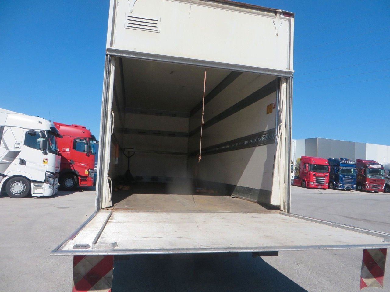 Mercedes-Benz Atego 1024 Box body with tail lift - بصندوق مغلق شاحنة: صور 5 Mercedes-Benz Atego 1024 Box body with tail lift - بصندوق مغلق شاحنة: صور 5