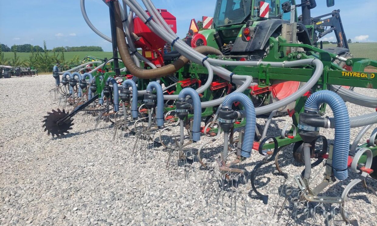 Thyregod TRV 12 med frø-/gødning-udstyr - الآلات والماكينات الزراعية: صور 1 Thyregod TRV 12 med frø-/gødning-udstyr - الآلات والماكينات الزراعية: صور 1