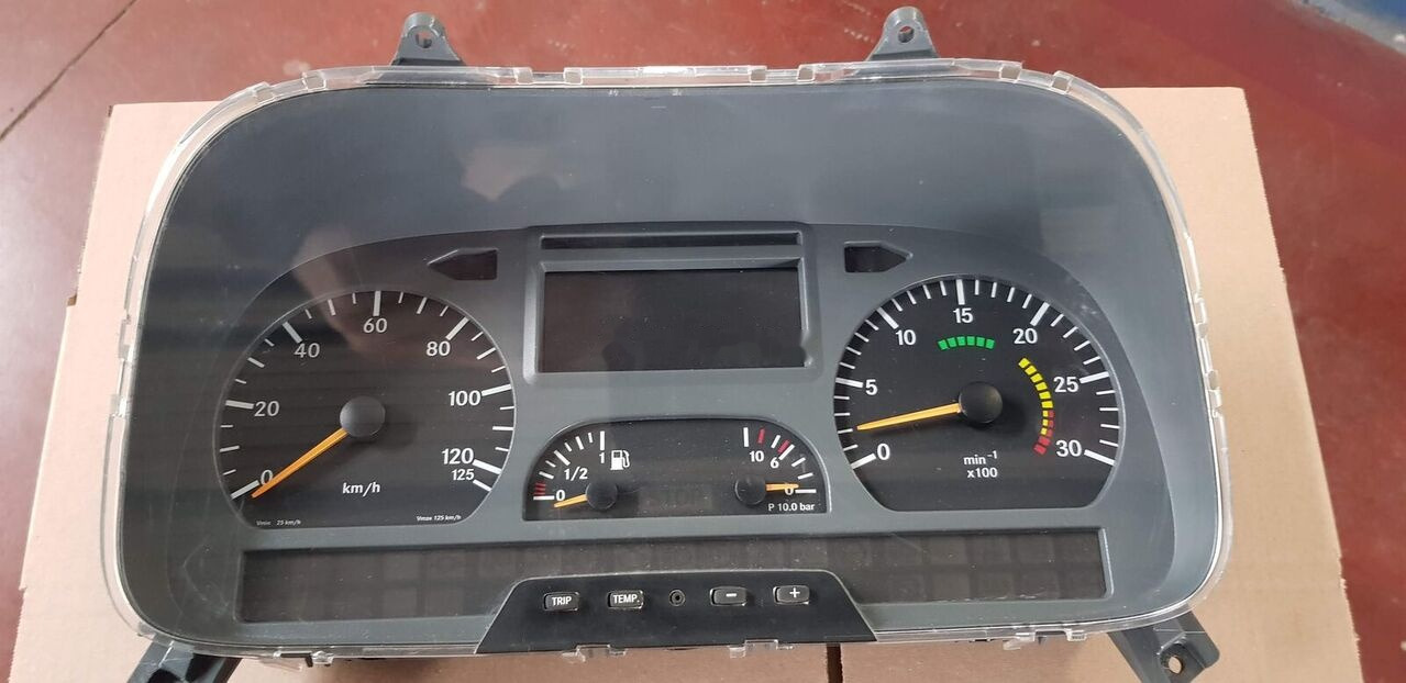 لوحة القيادة - شاحنة Mercedes-Benz ATEGO: صور 8
