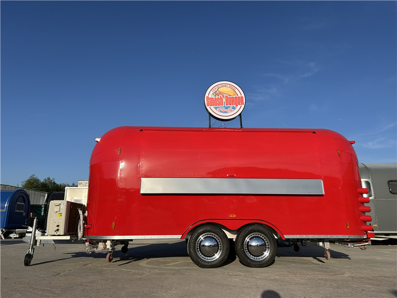 Burger Van Smash Burger Trailer |Handcrafted Burgers & Fries Food Truck - عربة الطعام: صور 1 Burger Van Smash Burger Trailer |Handcrafted Burgers & Fries Food Truck - عربة الطعام: صور 1