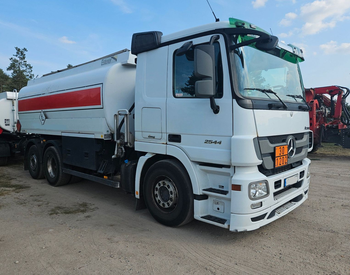 Mercedes-Benz Actros 2544 6x2 Tankwagen - شاحنة صهريج: صور 2 Mercedes-Benz Actros 2544 6x2 Tankwagen - شاحنة صهريج: صور 2