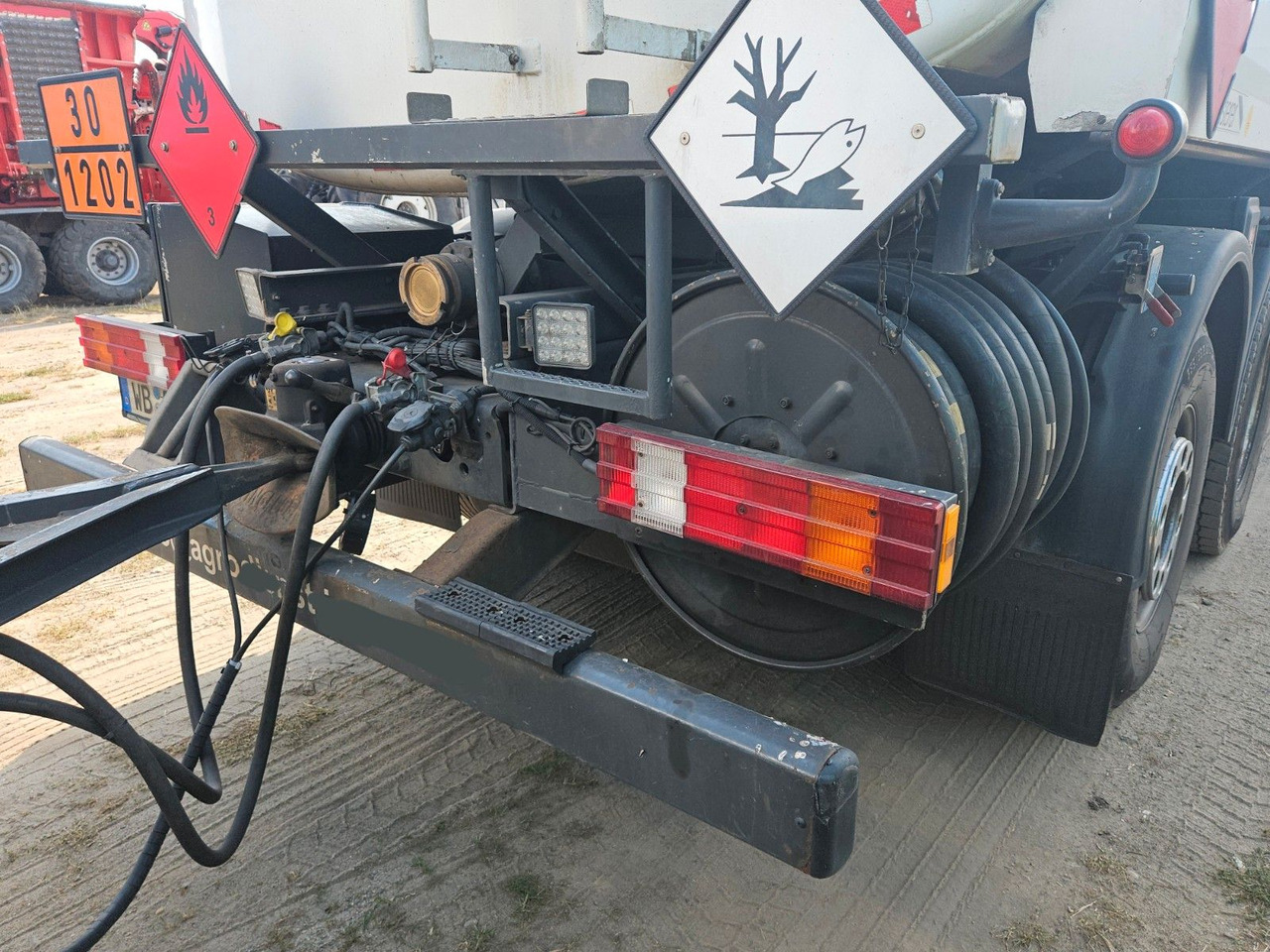 Mercedes-Benz Actros 2544 6x2 Tankwagen - شاحنة صهريج: صور 3 Mercedes-Benz Actros 2544 6x2 Tankwagen - شاحنة صهريج: صور 3