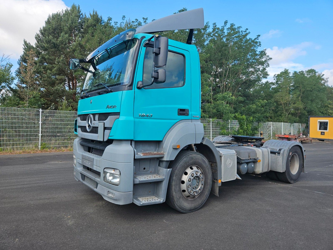 Mercedes-Benz Axor 1843 4x2 mit Kipphydraulik - شاحنة جرار: صور 1 Mercedes-Benz Axor 1843 4x2 mit Kipphydraulik - شاحنة جرار: صور 1