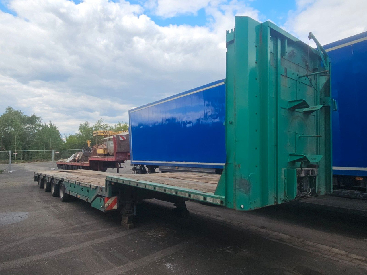 Meusburger MPG-4 Tieflader mit Radmulden 39.5t - عربة مسطحة منخفضة نصف مقطورة: صور 2 Meusburger MPG-4 Tieflader mit Radmulden 39.5t - عربة مسطحة منخفضة نصف مقطورة: صور 2