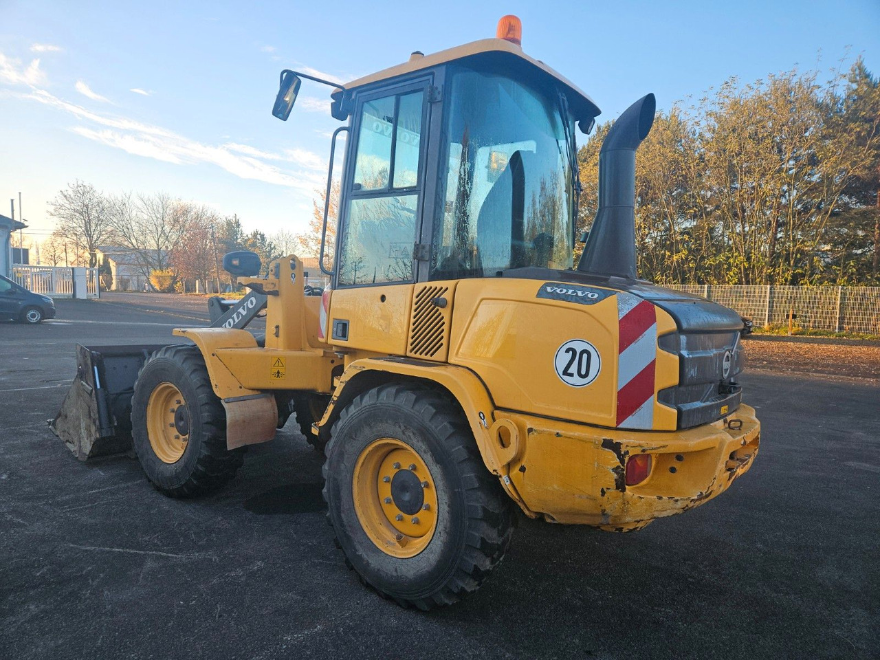 Volvo L30G Radlader mit Klappschaufel - اللودر بعجل: صور 4 Volvo L30G Radlader mit Klappschaufel - اللودر بعجل: صور 4