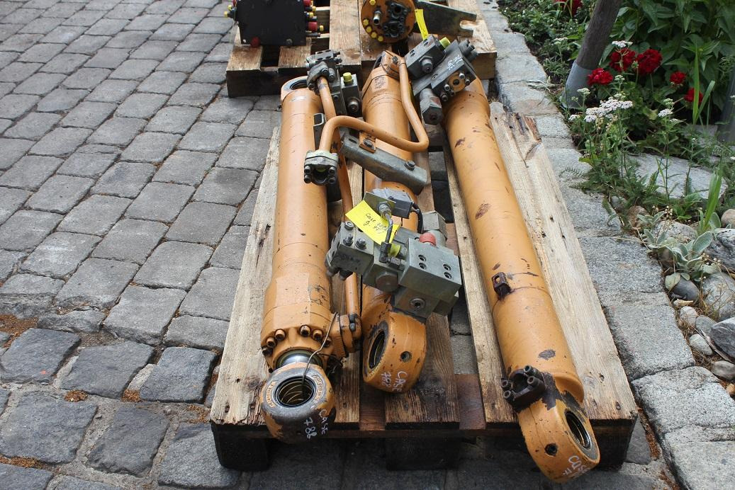 Case 788 LC - الاسطوانة الهيدروليكية - آلات البناء: صور 3 Case 788 LC - الاسطوانة الهيدروليكية - آلات البناء: صور 3