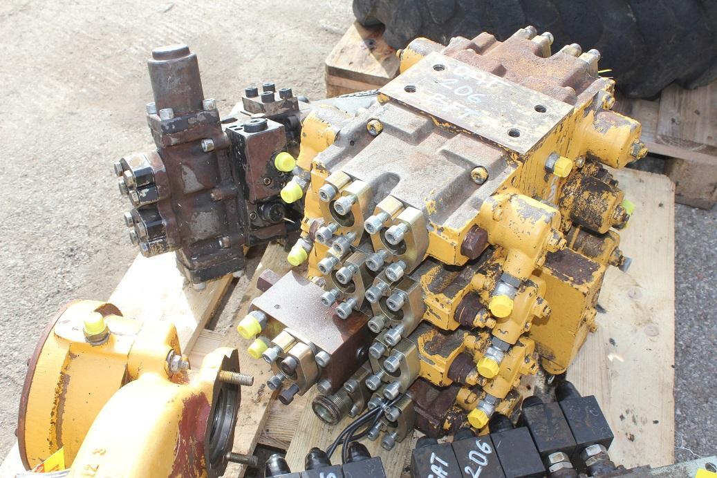 Caterpillar 206 BFT - صمامات هيدروليكية - آلات البناء: صور 4 Caterpillar 206 BFT - صمامات هيدروليكية - آلات البناء: صور 4