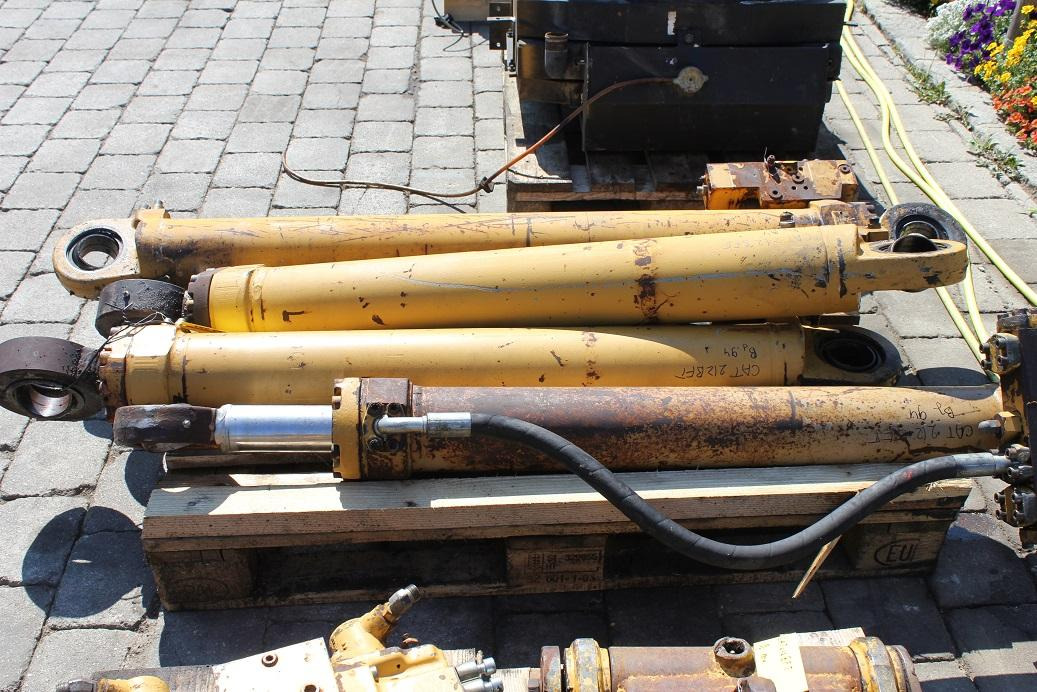Caterpillar 212 BFT - الاسطوانة الهيدروليكية - آلات البناء: صور 1 Caterpillar 212 BFT - الاسطوانة الهيدروليكية - آلات البناء: صور 1