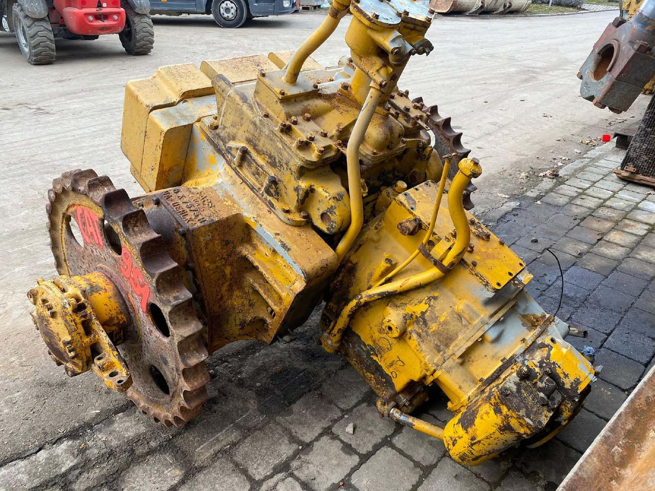 Caterpillar CAT D 951 - علبة التروس - آلات البناء: صور 1 Caterpillar CAT D 951 - علبة التروس - آلات البناء: صور 1