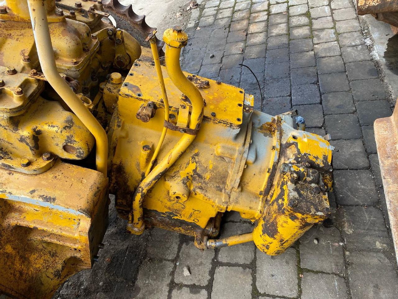 Caterpillar CAT D 951 - علبة التروس - آلات البناء: صور 4 Caterpillar CAT D 951 - علبة التروس - آلات البناء: صور 4