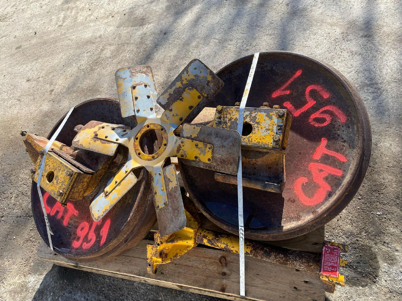 Caterpillar D 951 - قطع الغيار - آلات البناء: صور 2 Caterpillar D 951 - قطع الغيار - آلات البناء: صور 2