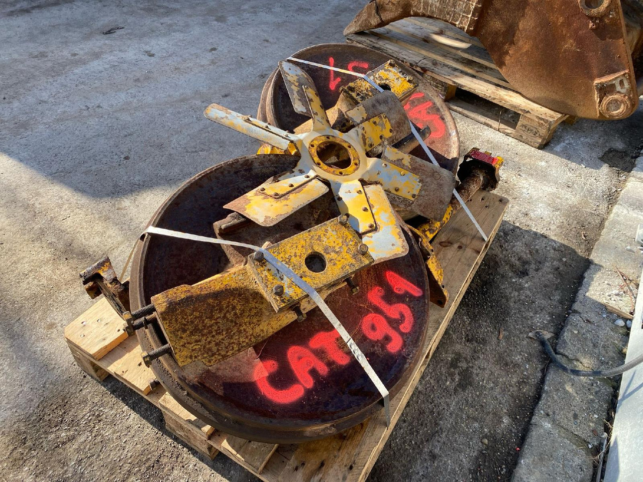 Caterpillar D 951 - قطع الغيار - آلات البناء: صور 3 Caterpillar D 951 - قطع الغيار - آلات البناء: صور 3