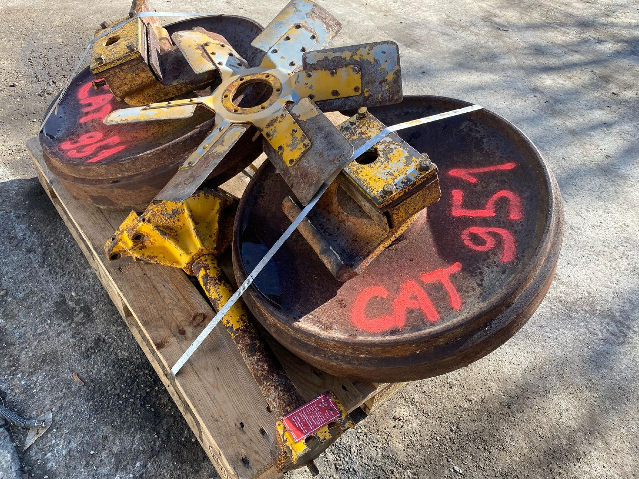 Caterpillar D 951 - قطع الغيار - آلات البناء: صور 1 Caterpillar D 951 - قطع الغيار - آلات البناء: صور 1