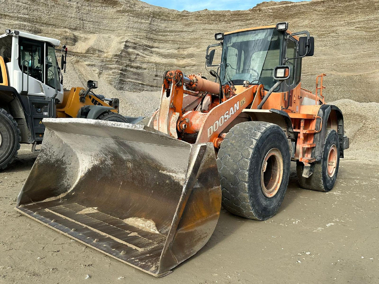 اللودر بعجل Doosan DL 300: صور 9