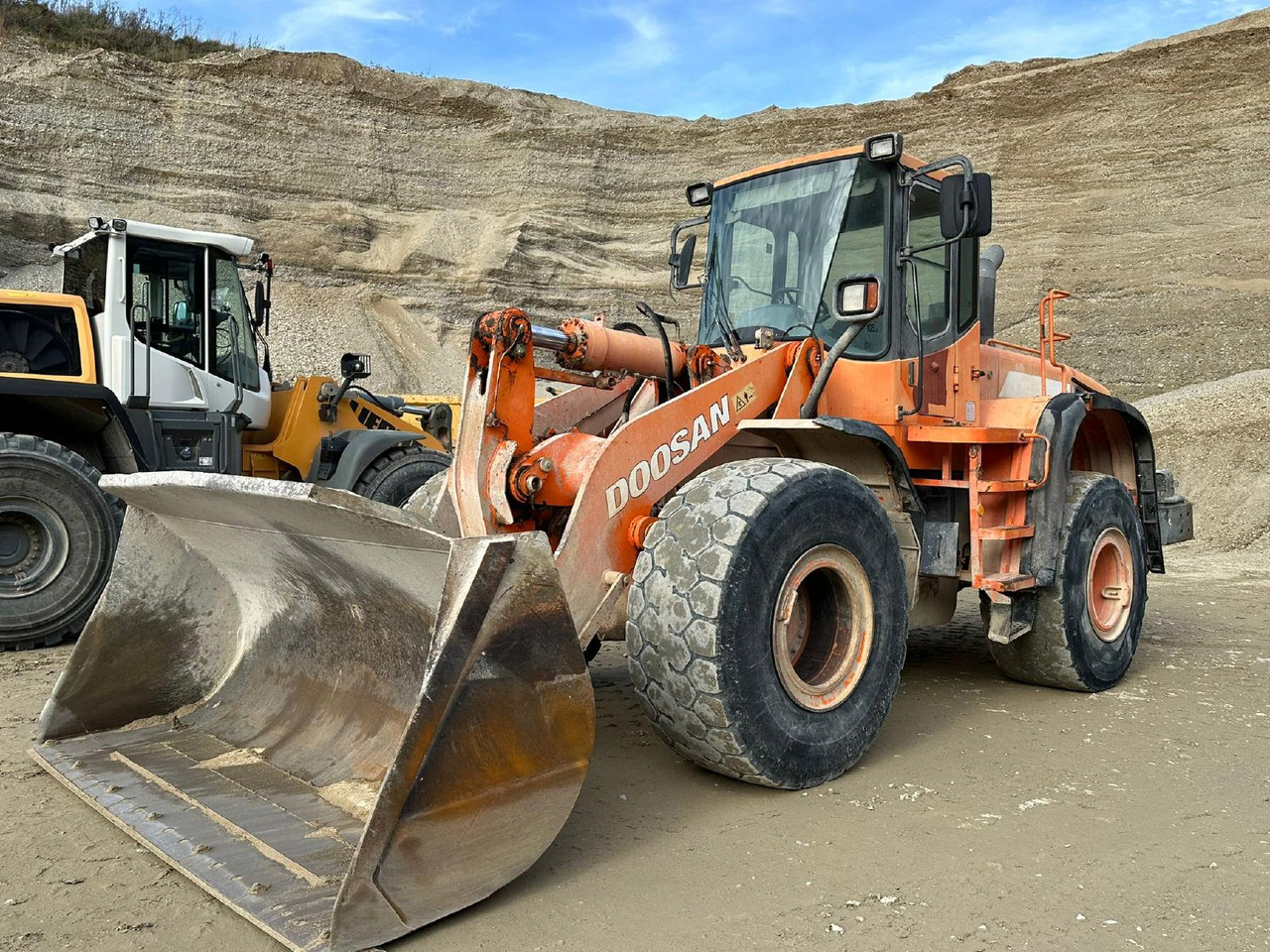 Doosan DL 300 - اللودر بعجل: صور 1 Doosan DL 300 - اللودر بعجل: صور 1