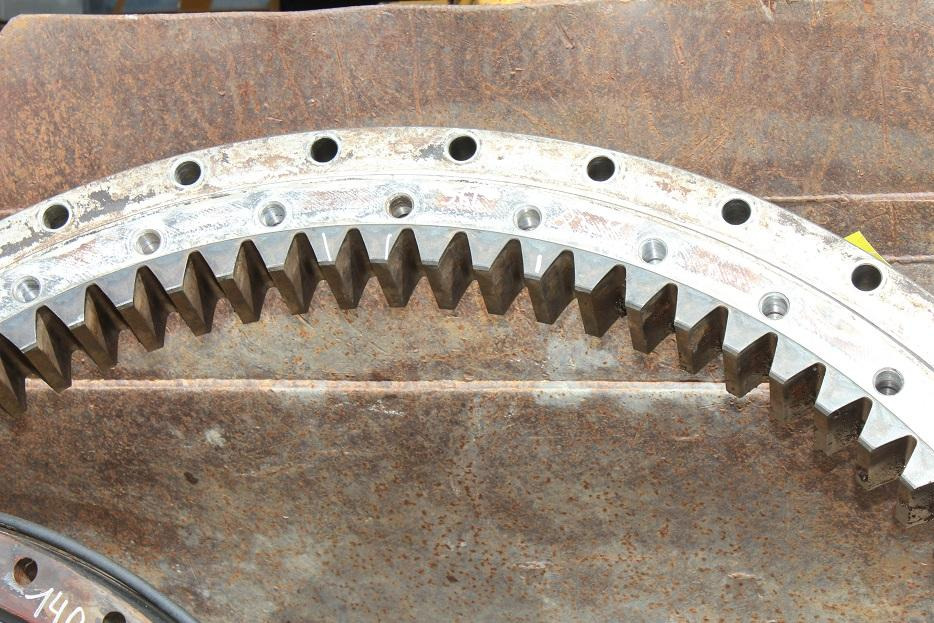 Hitachi 220 - حلقة الدوران - آلات البناء: صور 3 Hitachi 220 - حلقة الدوران - آلات البناء: صور 3