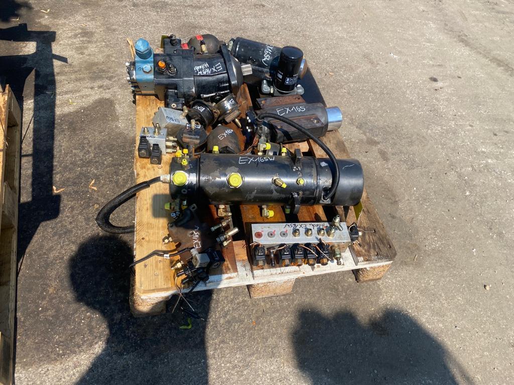 Hitachi EX 165W - علم السوائل المتحركة - آلات البناء: صور 5 Hitachi EX 165W - علم السوائل المتحركة - آلات البناء: صور 5