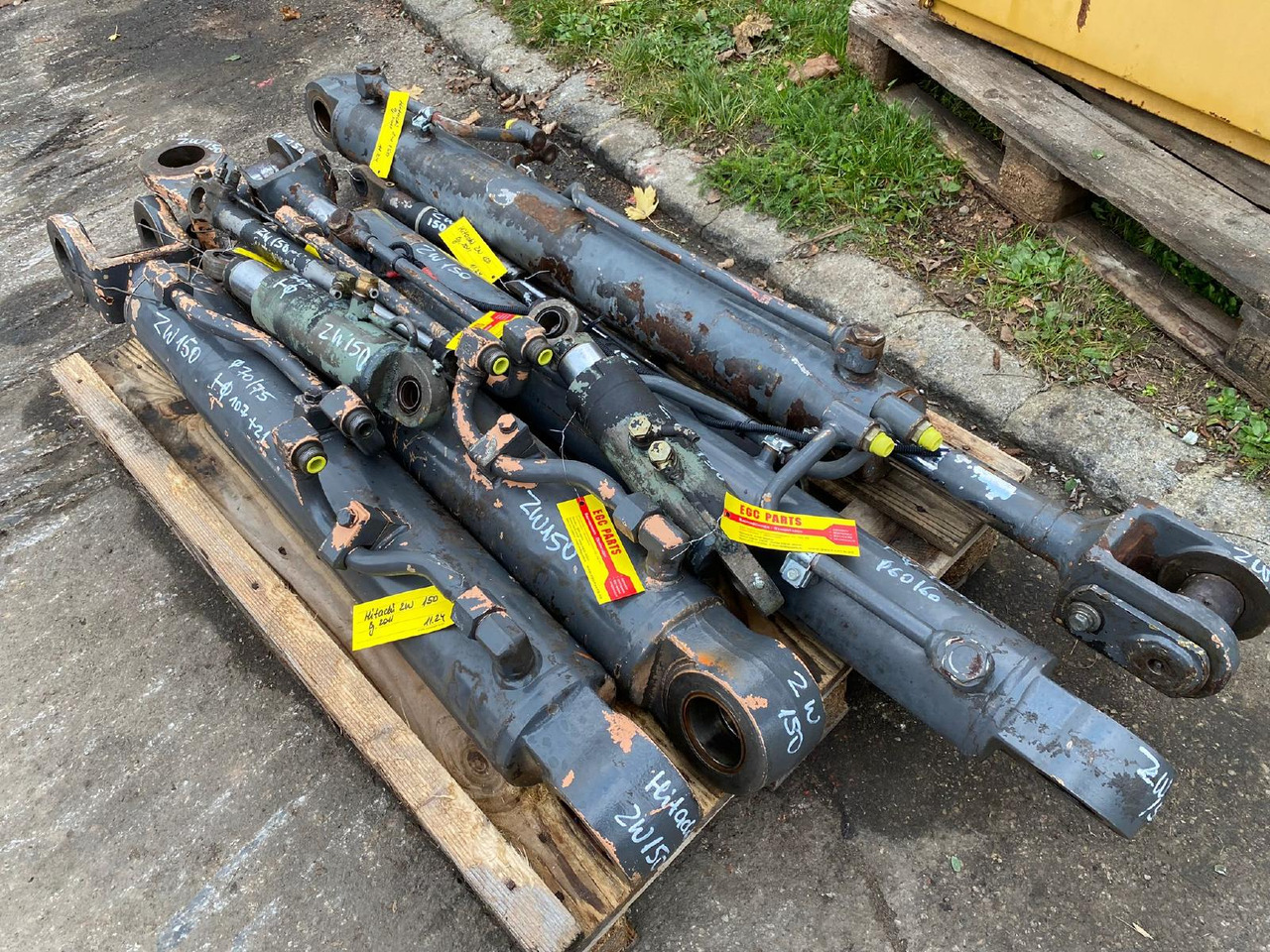 Hitachi ZW 150 - الاسطوانة الهيدروليكية - آلات البناء: صور 1 Hitachi ZW 150 - الاسطوانة الهيدروليكية - آلات البناء: صور 1