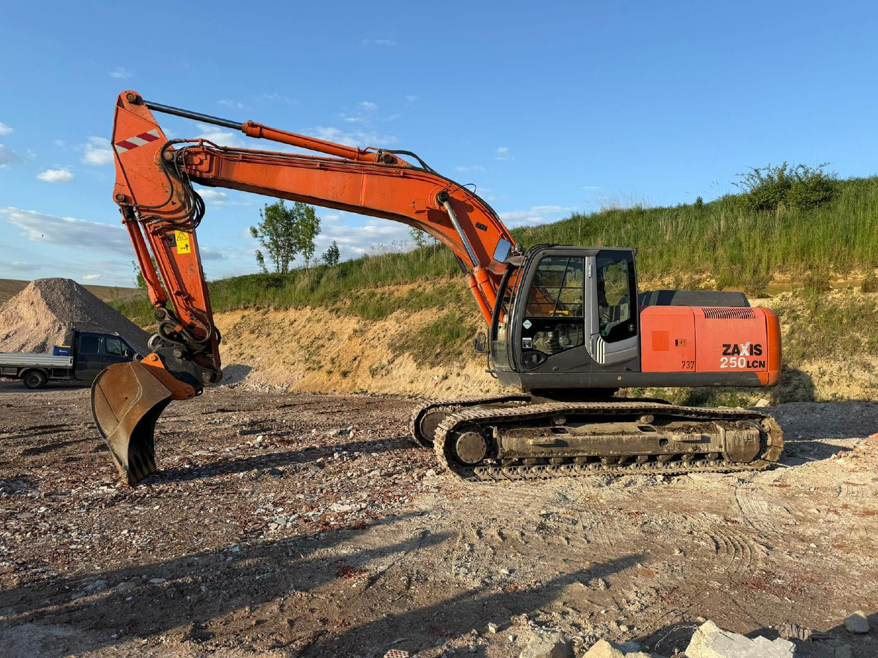 Hitachi ZX 250 LCN -3 - حفارات زحافة: صور 5 Hitachi ZX 250 LCN -3 - حفارات زحافة: صور 5