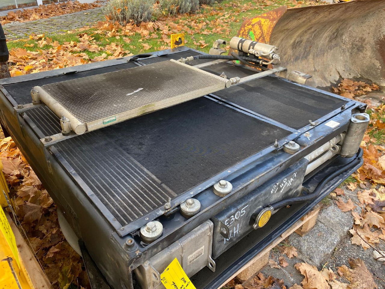 Holland E 305 - نظام التبريد - آلات البناء: صور 1 Holland E 305 - نظام التبريد - آلات البناء: صور 1