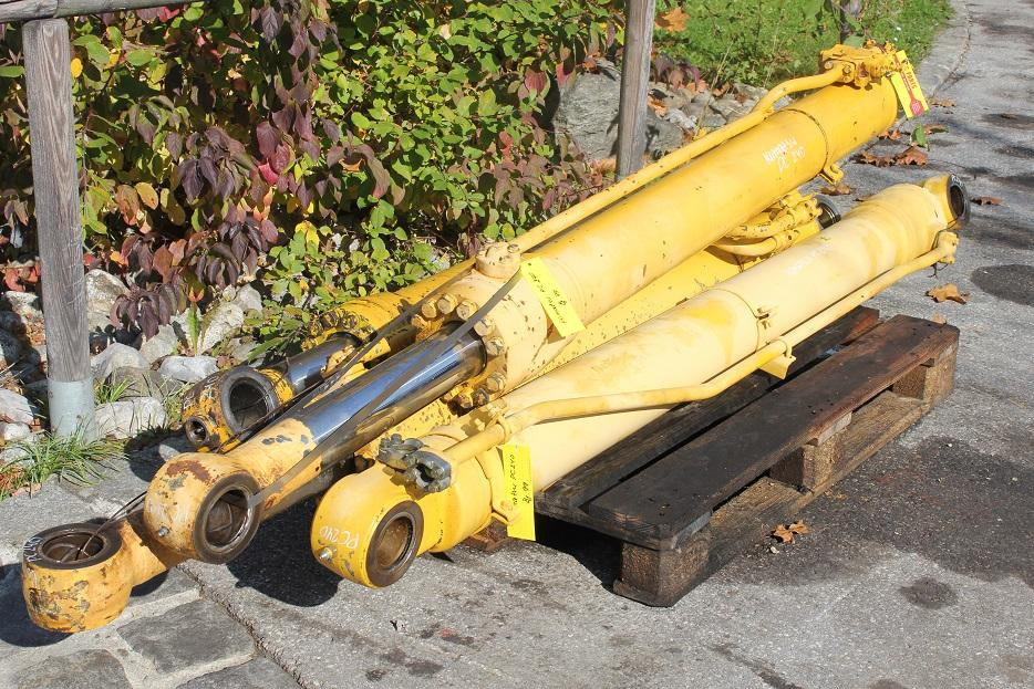 Komatsu PC 240 - الاسطوانة الهيدروليكية - آلات البناء: صور 2 Komatsu PC 240 - الاسطوانة الهيدروليكية - آلات البناء: صور 2