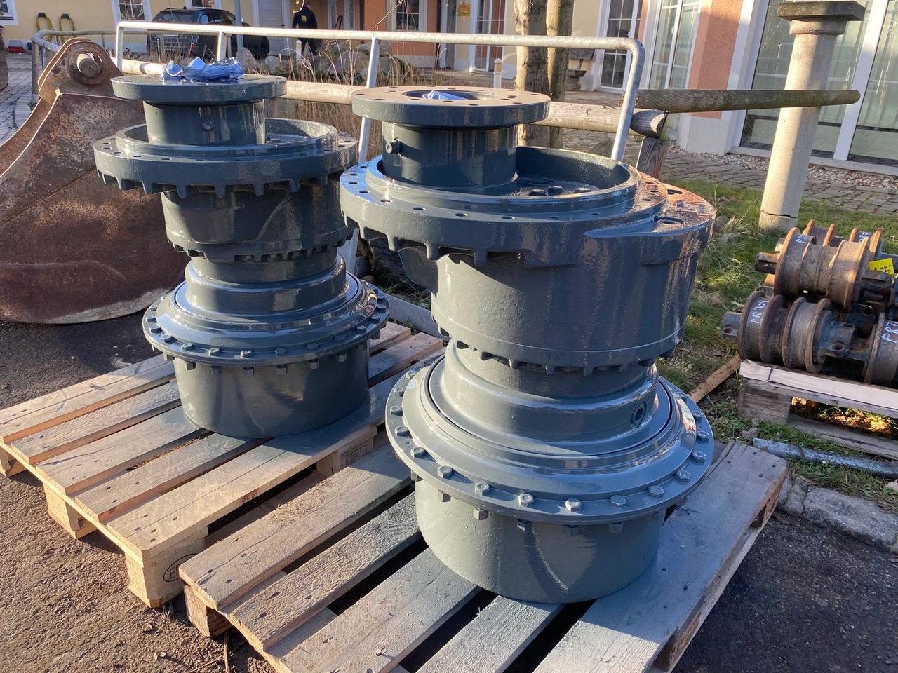 Liebherr FAT 450E505 aus PR 724 - محرك السفر - آلات البناء: صور 1 Liebherr FAT 450E505 aus PR 724 - محرك السفر - آلات البناء: صور 1