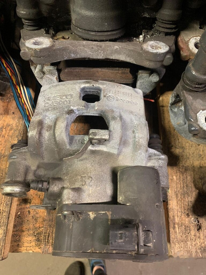 Brembo elektryczne D43901 Iveco Daily prawy, lewy, tył 2019- D43901 - السرج - شاحنة: صور 4 Brembo elektryczne D43901 Iveco Daily prawy, lewy, tył 2019- D43901 - السرج - شاحنة: صور 4