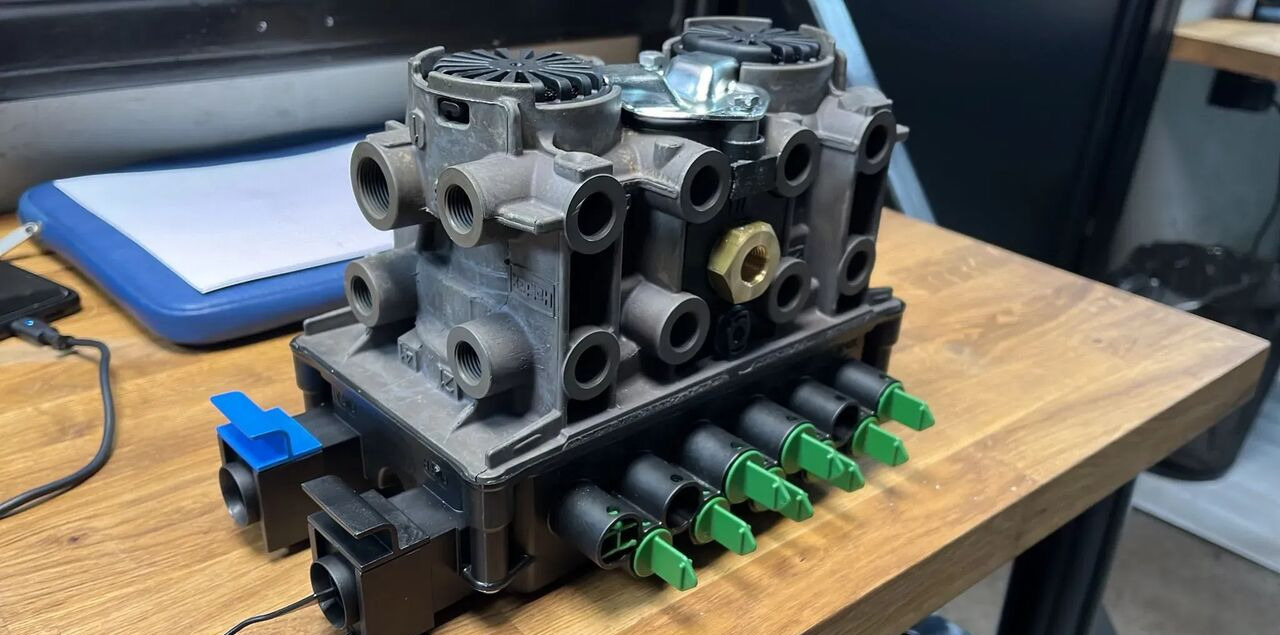 Nowy Zawór Haldex Modulator EBS EB+ GEN3 4S/2M 5AUX 823008001 St 823008001 - صمام الفرامل - شاحنة: صور 1 Nowy Zawór Haldex Modulator EBS EB+ GEN3 4S/2M 5AUX 823008001 St 823008001 - صمام الفرامل - شاحنة: صور 1